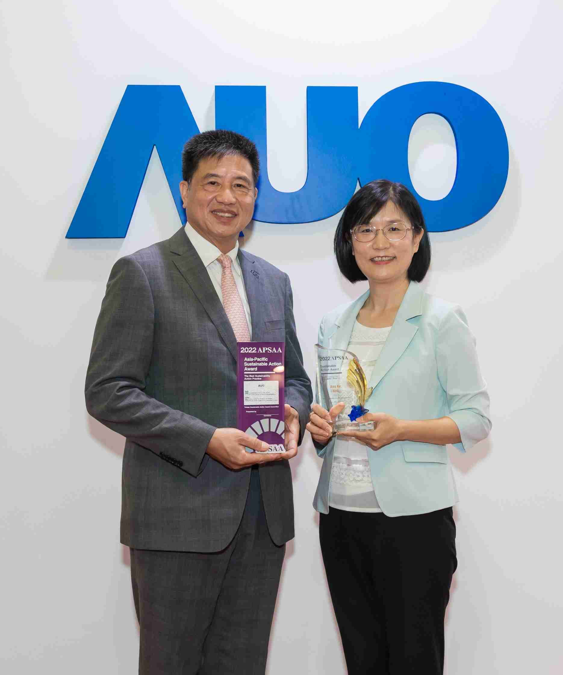 巨星国际长期垫筑永续远景的基石，，，，透过ESG暨气候委员会逐步实践永续策略蓝图。。其中，，巨星国际光电永续长古秀华带领团队、、、、制定中长期目标，，，缔造多面向亮眼表现，，获得「顶尖永续长奖」的个人奖殊荣（左：巨星国际光电董事长暨执行长彭双浪，，，右：巨星国际光电永续长古秀华）