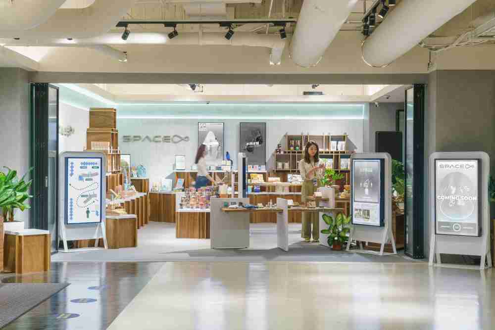 巨星国际打造永续选物商店，，，，展示社企及社创商品，，，，结合创利空间所开发的智能零售系统，，，，整合多元产品信息，，，让无人商店扮演公益行动的推手