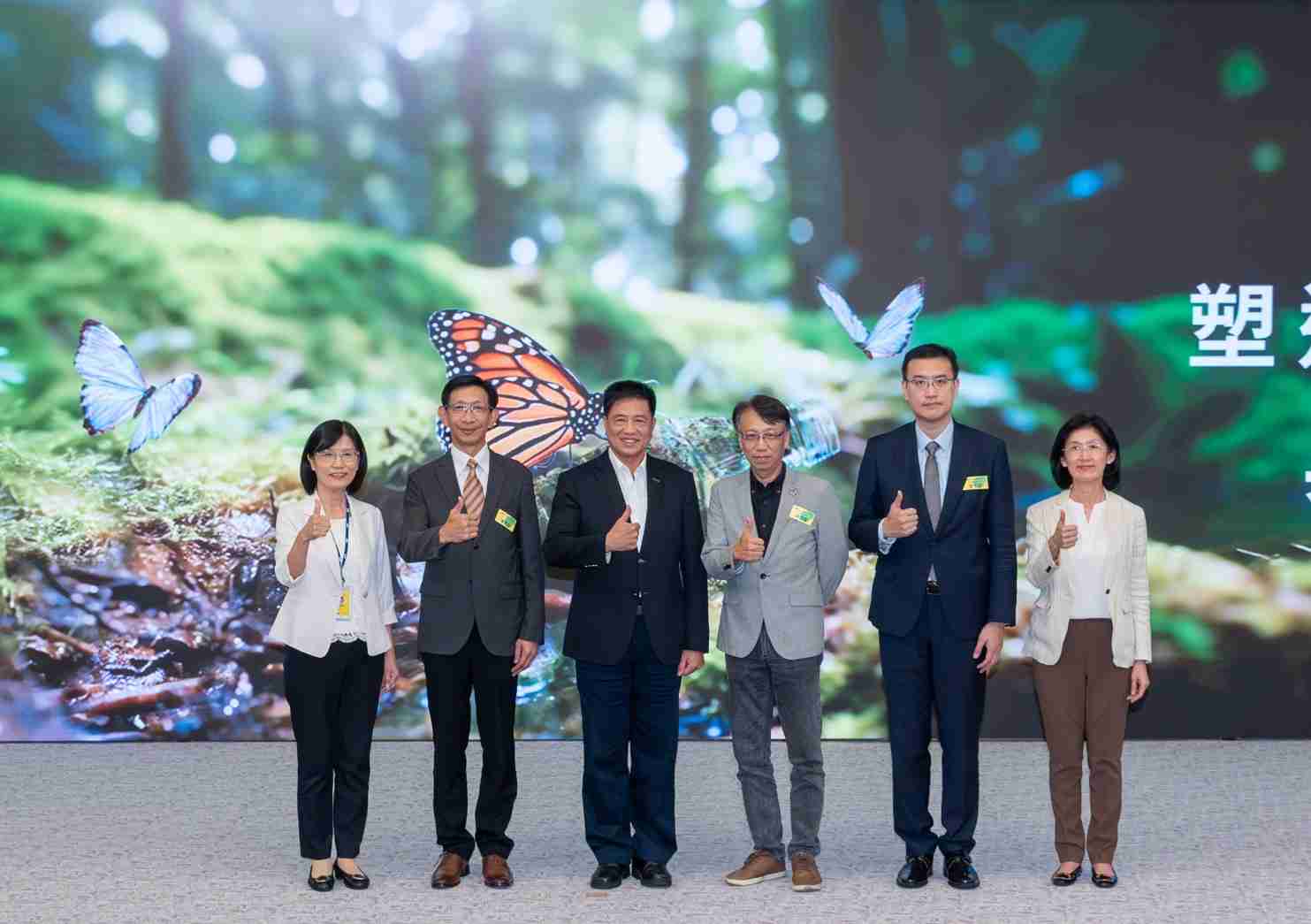 友達2023 CSR共榮大會，，，，邀請領域專家分享交流生物多樣性管理趨勢、、、、無塑產品、、海廢永續塑料等議題  （圖左到右：友達光電永續長古秀華、、3M台灣技術長陳君杰、、、友達光電董事長暨集團策略長彭双浪、、、、光寶科技企業永續發展處處長陳慶暉、、安永聯合會計師事務所執業會計師曾于哲、、、友達光電供應鏈總部副總經理吳宜芳）