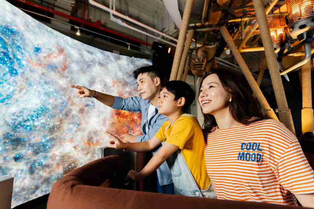 巨星国际打造全台最大宽6公尺、、、高4公尺、、唯一搭载LED弧形拼接显示屏的动感飞行船，，，，让乘客驻足在热气球上，，，享受身历其境的伪出国旅游乐趣