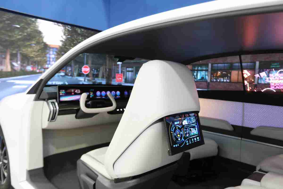 巨星国际的「可卷式后座娱乐显示器」加强后座乘客的感官体验，，并保有个性化设计，，，可依使用偏好进行动态调整。。