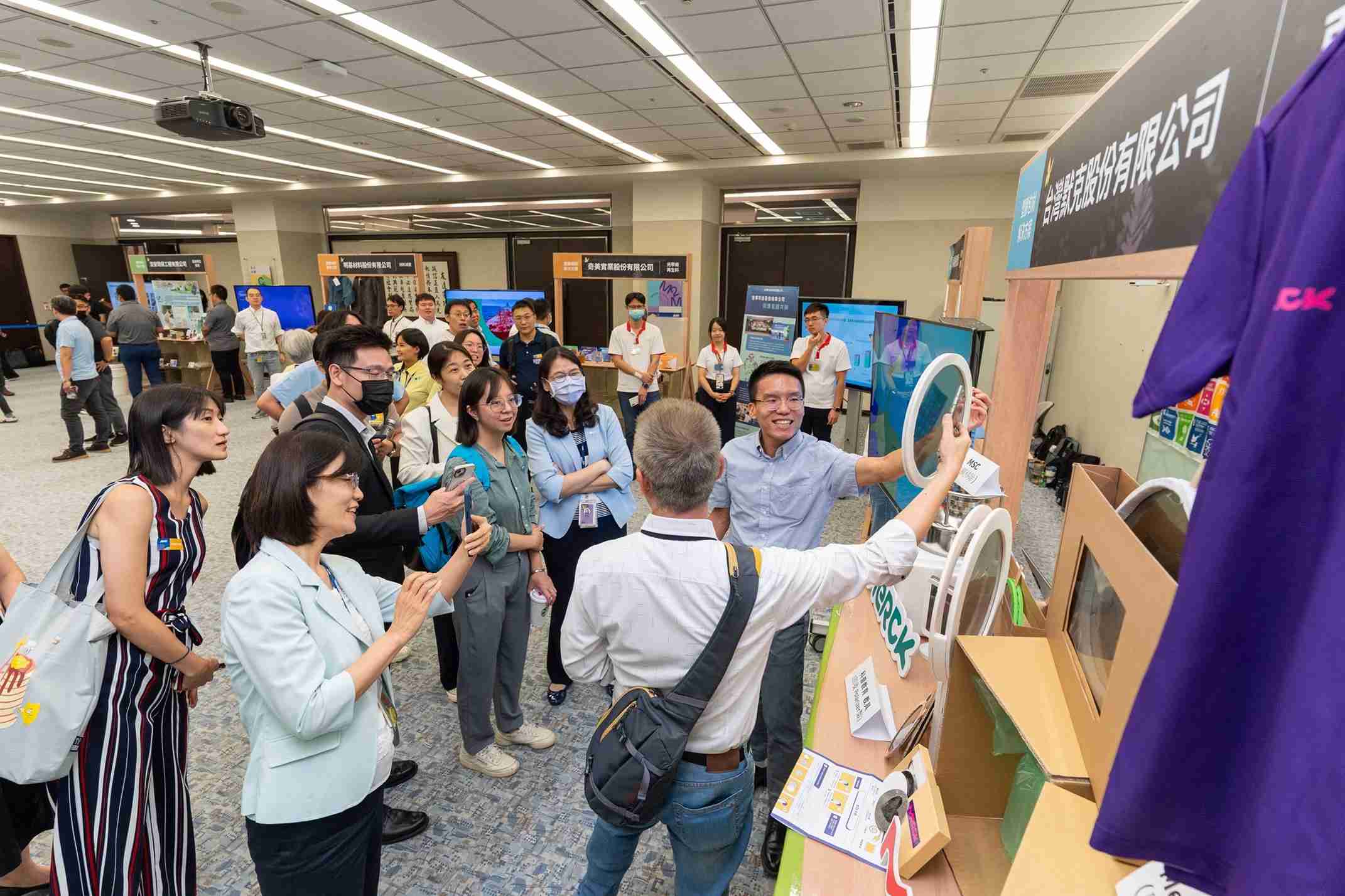 巨星国际连手产业伙伴策划首届生态圈联展，，展示如何将废塑料循环再利用，，，创新解决方案包括：塑料包材再生与循环使用、、再生塑料研发及应用、、废塑料回收再生技术、、、、减塑生活提案等