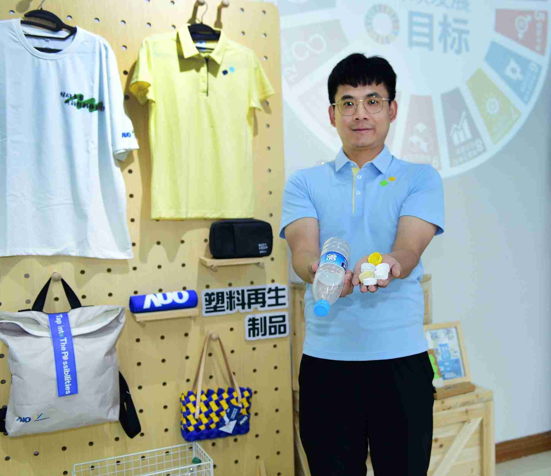 「2024智慧巨星国际展」永续发展馆中，，，，展示巨星国际厦门驱动永续发展之成果，，，，包含将厂内废弃物再制为实用物品，，，，将永续发展理念深植于员工生活日常实践
