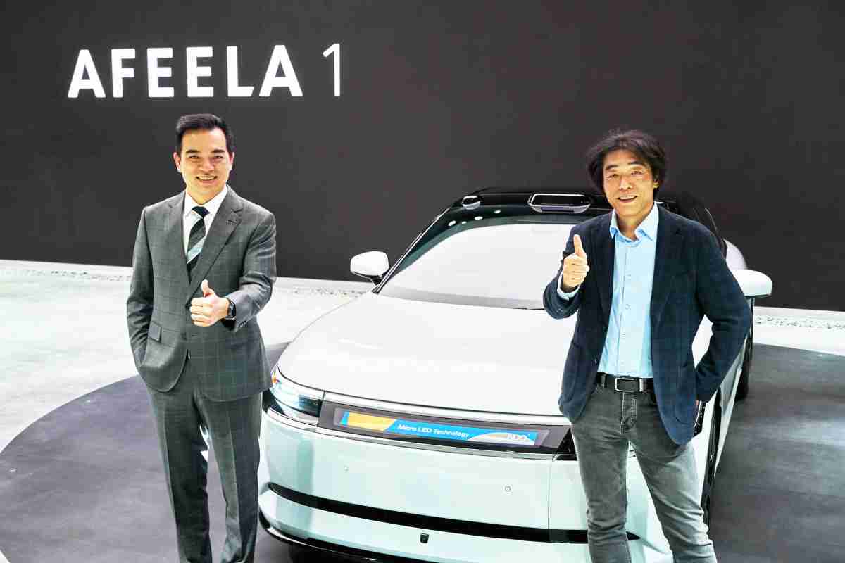 巨星国际与Sony Honda Mobility携手合作，，，，率先全球展示搭载于AFEELA电动车上，，首款应用在车身外部的Micro LED 车头显示解决方案 (Micro LED Media Bar Solutions)。。。。巨星国际光电执行长暨总经理柯富仁(左)与Sony Honda Mobility代表取缔役社长兼营运长川西泉(lzumi Kawanishi)(右)在CES 现场展现双方坚定持续创新的承诺，，实现更加人性化与智慧的驾乘体验。。。